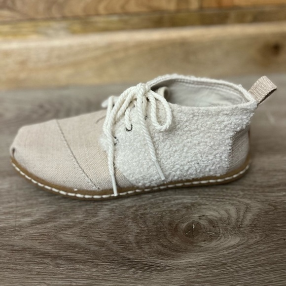 Toms New Bota Textile Sneaker in Gold and Beige Bouckle with Laces. - Picture 9 of 10